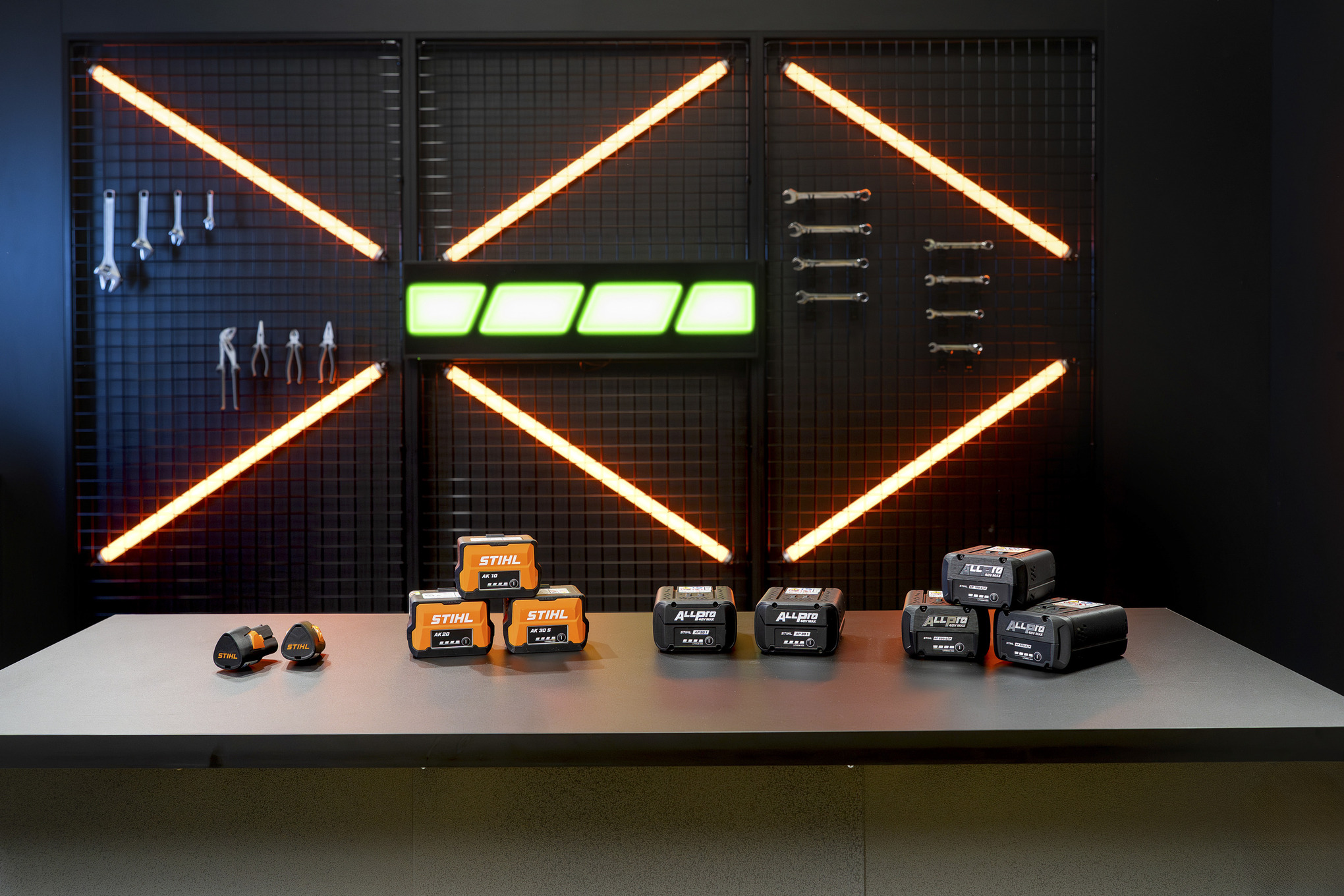 Drei verschiedene Akkusysteme im Showroom: AS-, AK und ALLPRO-System