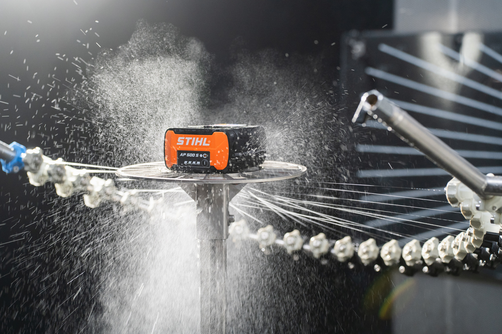 Mit einem STIHL Akku wird ein IPX4-Test durchgeführt