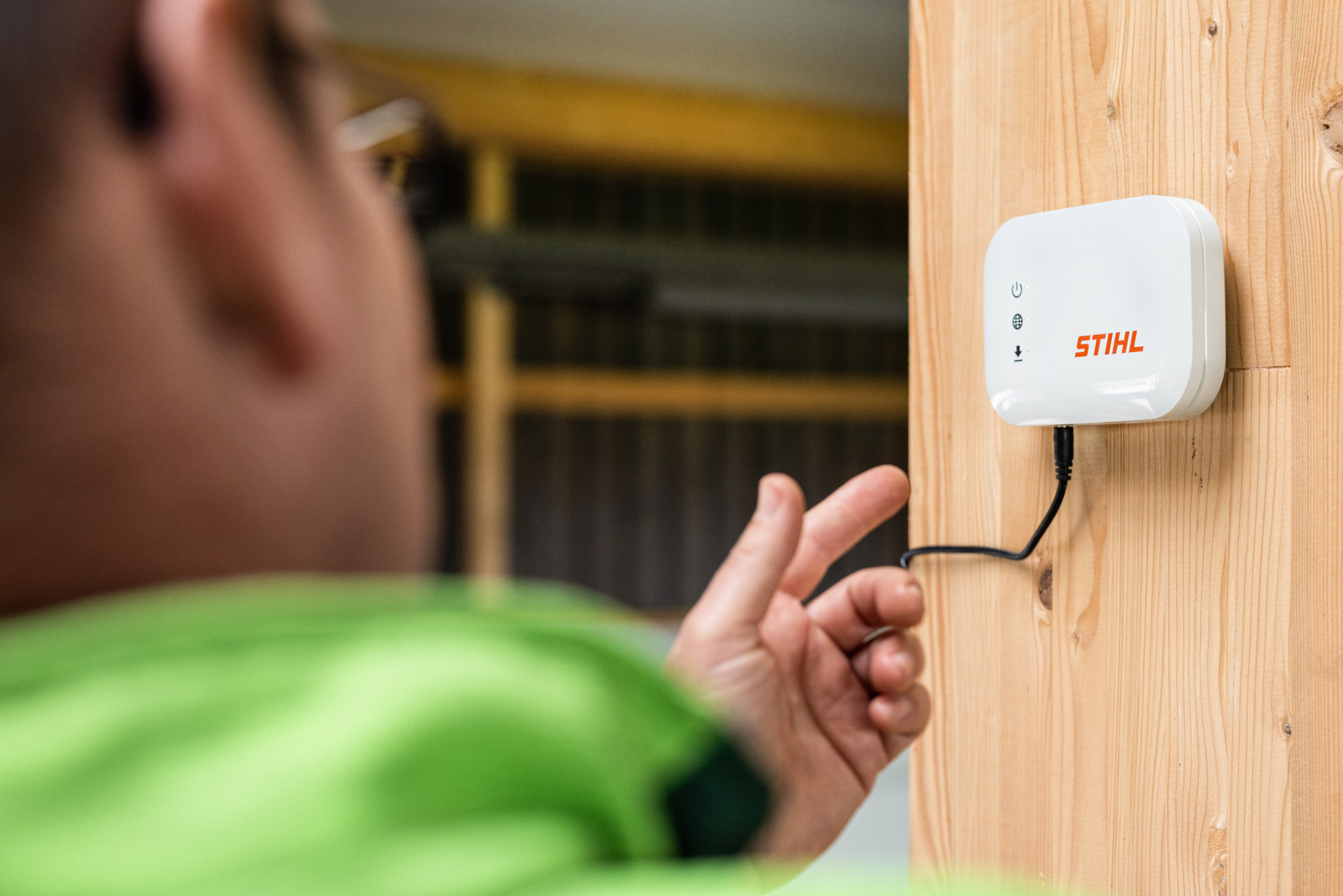 Nahaufnahme, wie jemand auf die STIHL connected mobile Box zeigt