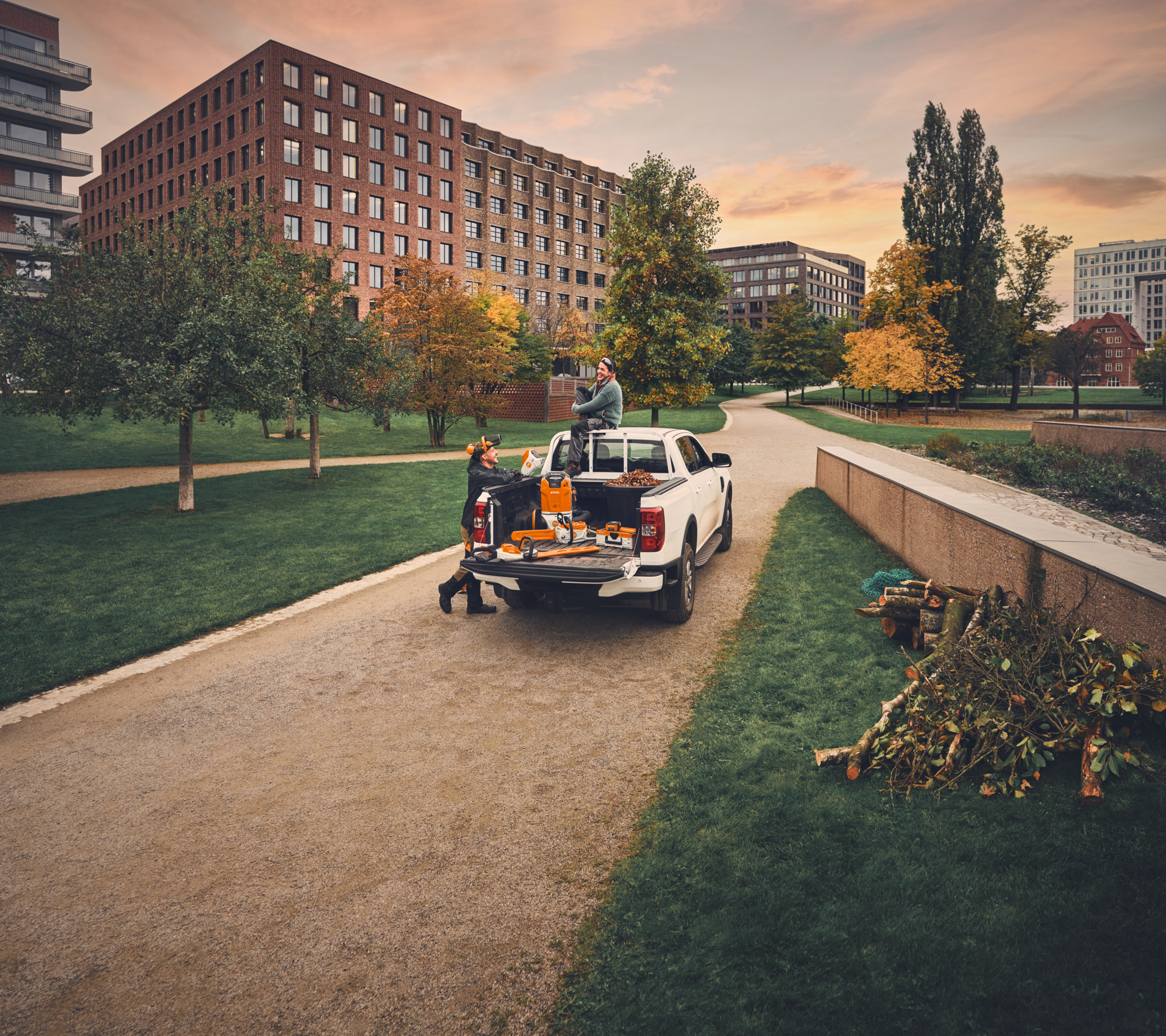 Ein Garten- und Landschaftsbau-Team nach getaner Arbeit auf einem Pickup