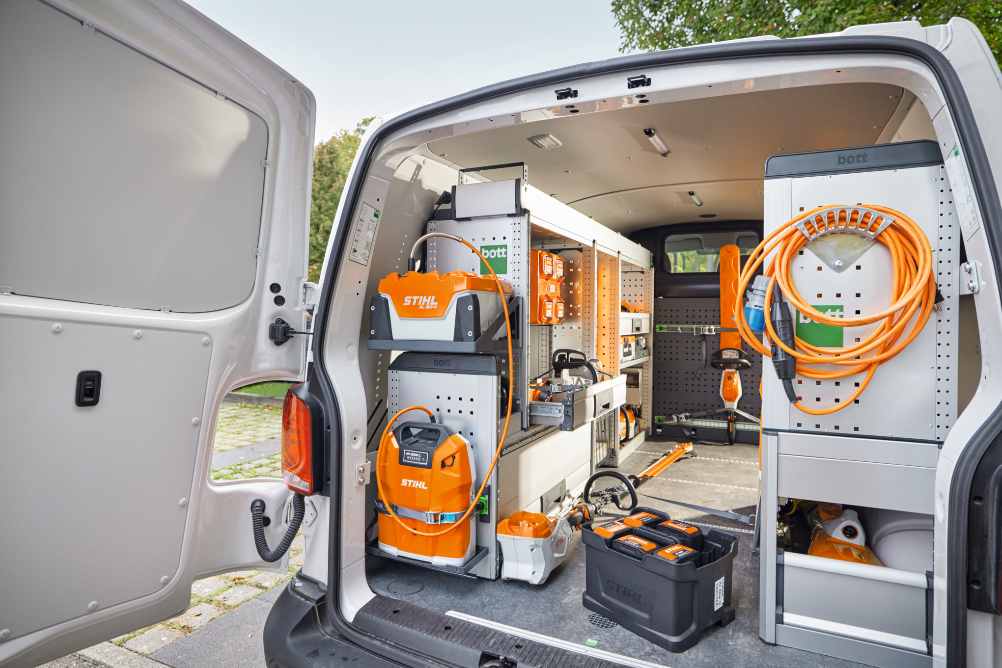 VW Transporter ausgestattet mit bott vario3 Innenausstattung und STIHL AL 301-4 Ladegerät und Akku-Werkzeugen