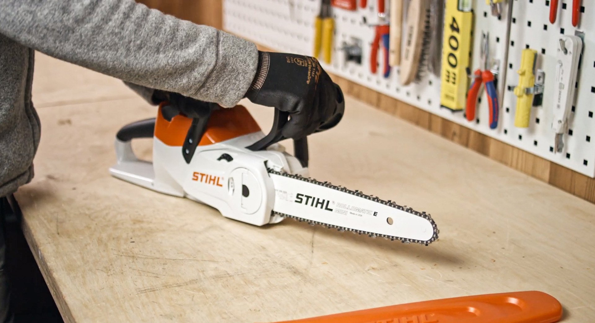 Mann ist dabei, eine STIHL Akku-Kettensäge MSA 120 zu montieren