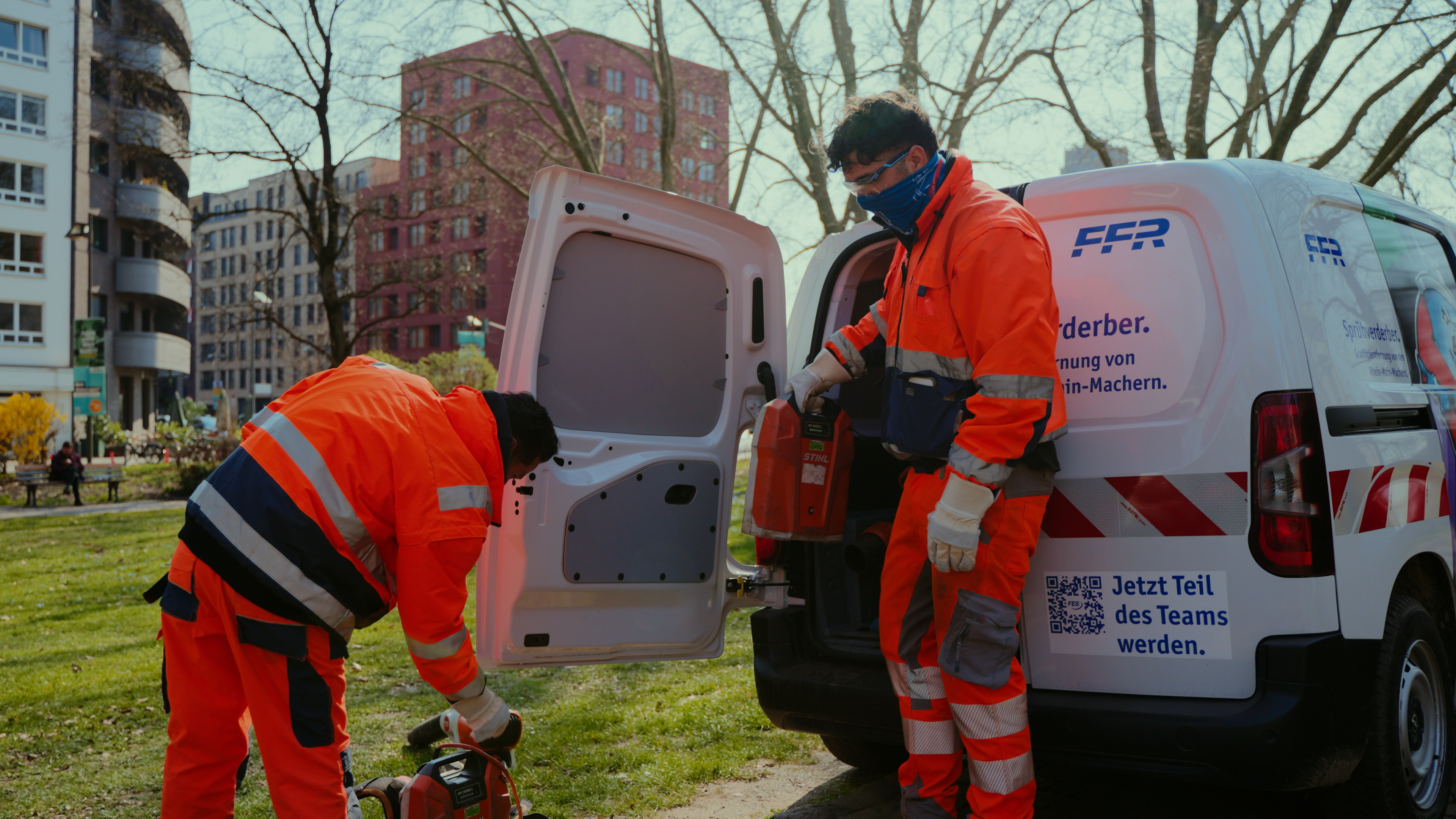 Zwei Profis stehen vor einem Transporter mit FFR-Aufschrift und beginnen ihre Arbeit mit STIHL Profi Geräten