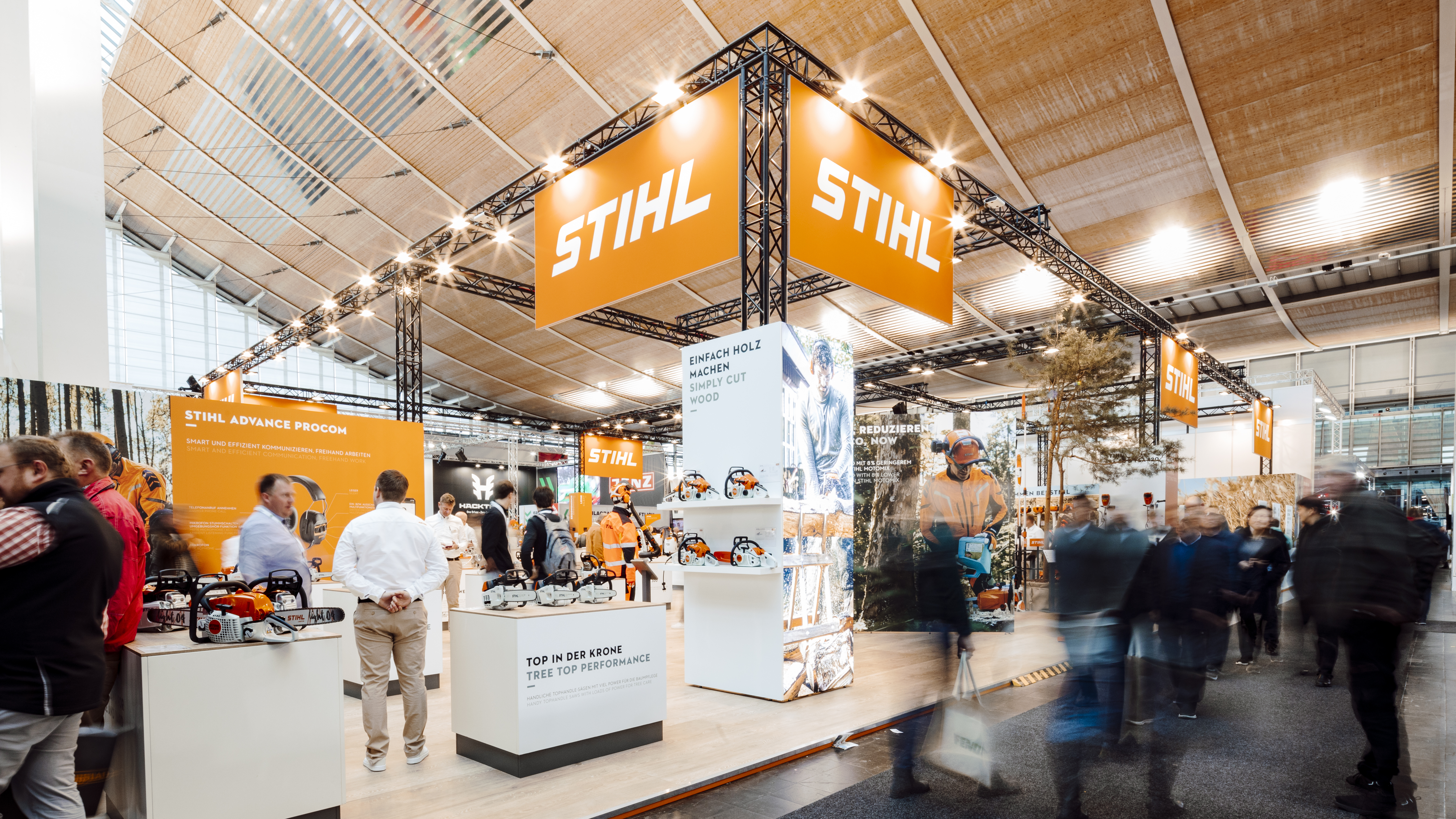 STIHL Messestand mit Besuchern.