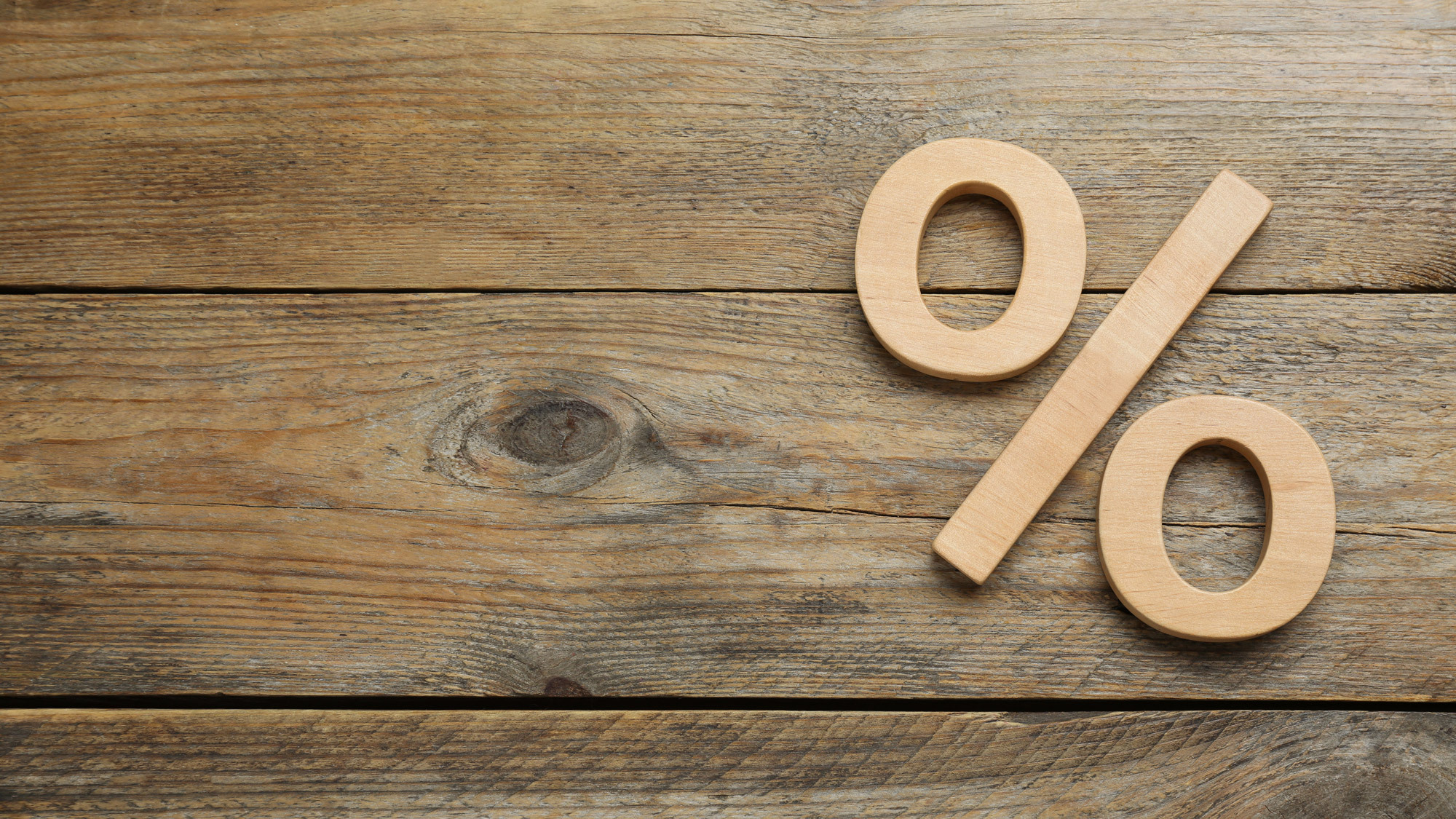 Prozentzeichen liegt auf Holzdielen