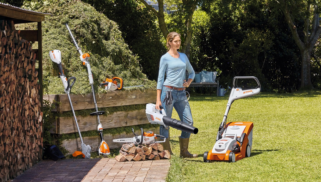 Diverse STIHL Produkte auf dem Rasen.