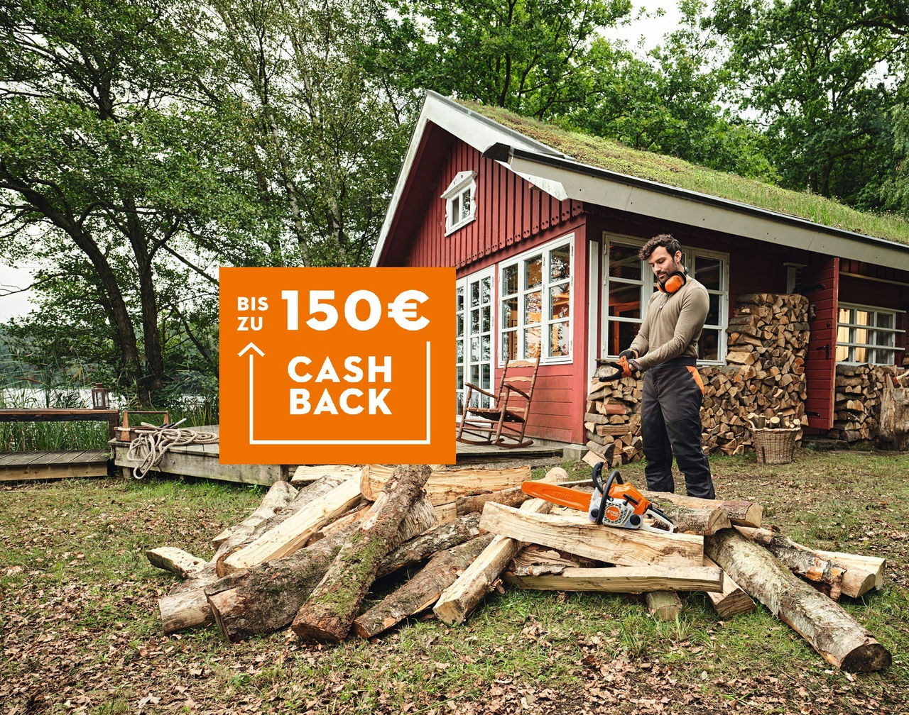 Mann steht vor einer Holzhütte mit STIHL Klamotten und ein 150 Euro Cashback Badge ist zu sehen.
