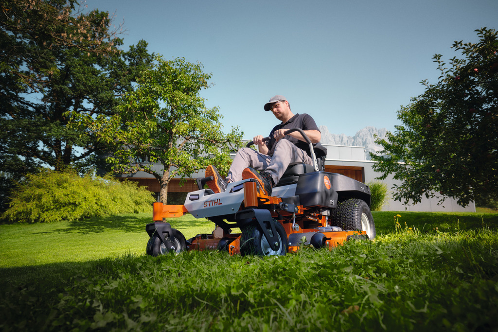 Mann auf STIHL Zero-Turn-Rasenmäher RZA