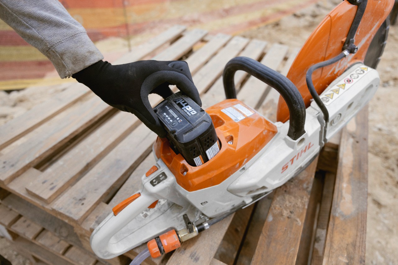 Der ALLPRO Akku STIHL AP 300 P ist in den Akku-Trennschleifer STIHL TSA 350 eingesetzt.