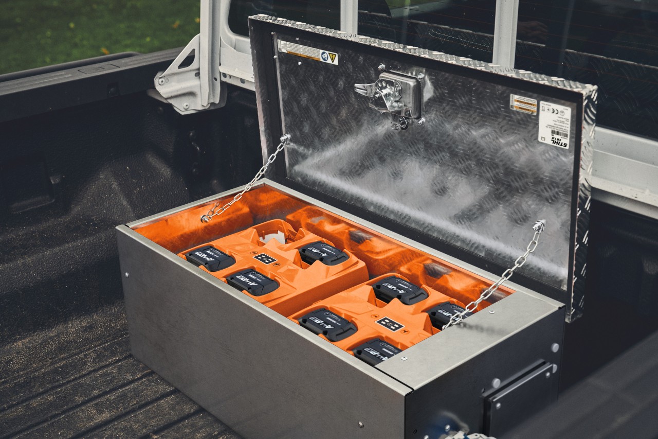 ALLPRO-Akkus in STIHL Ladestation CB 1 auf Plattform montiert