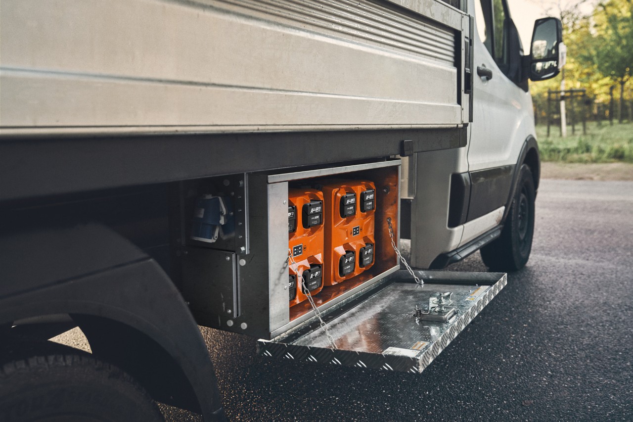 STIHL ALLPRO-Akkus in Ladestation CB 1 am Fahrzeug montiert
