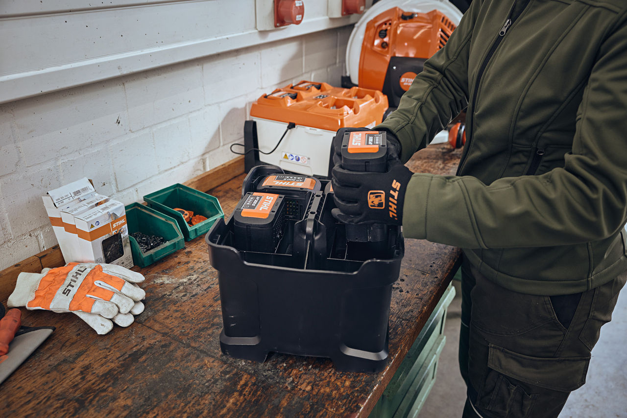 STIHL Kunde steckt Akkus in Ladebox