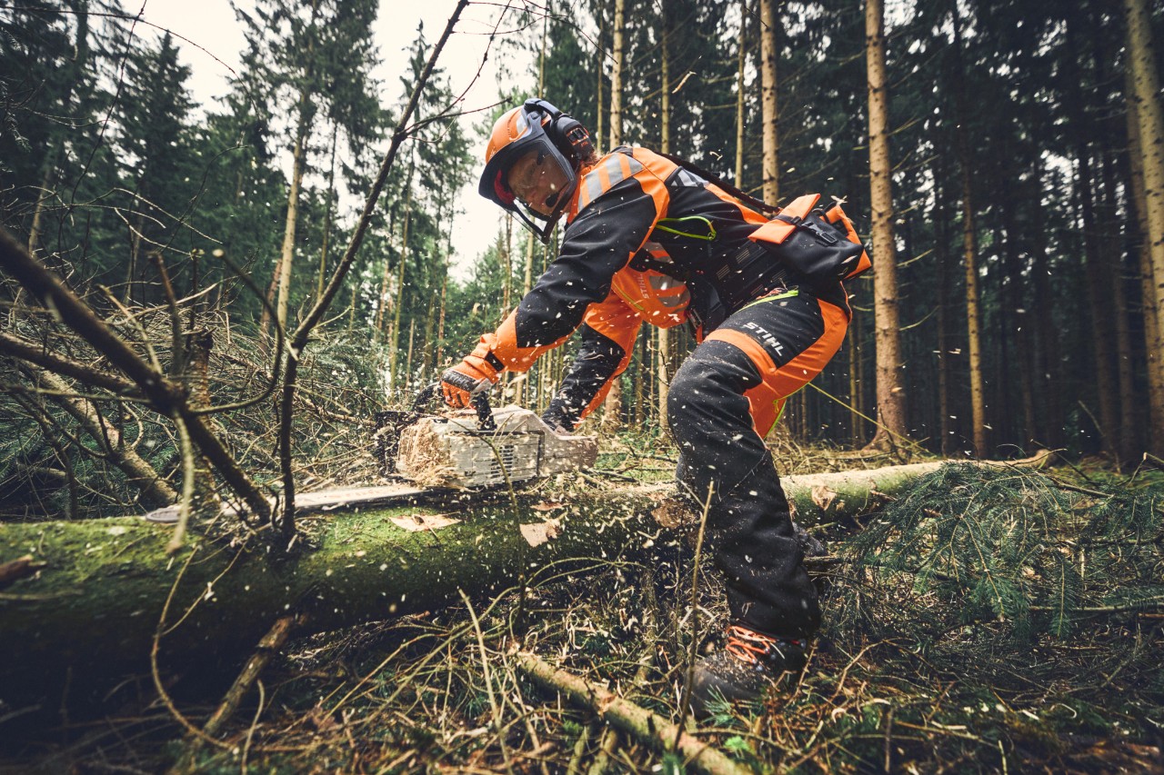 Forstarbeiter mit STIHL Kettensäge und Schutzausrüstung ADVANCE FlexTEC ShellTEC im Gebrauch