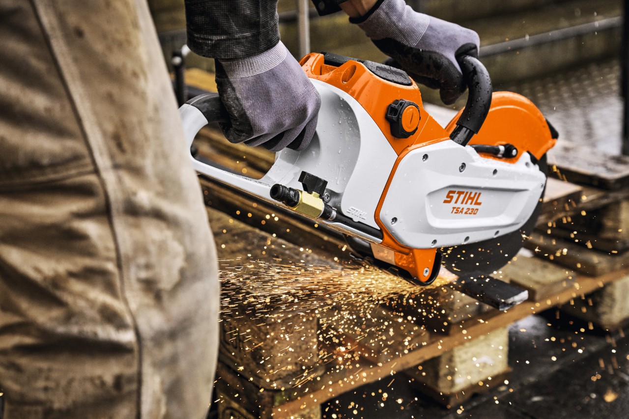 Metallschnitt mit dem TSA 230 und dem STIHL ALLPRO 300.0 P(C) Akku