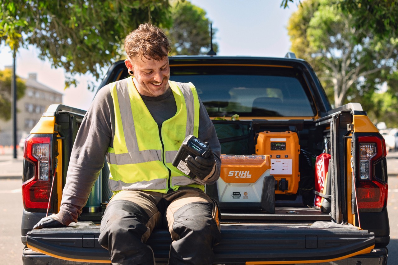 Mobiles Ladegerät STIHL AL 1802 MO und STIHL PS 2000 zur Wiederaufladung der ALLPRO-Akkus